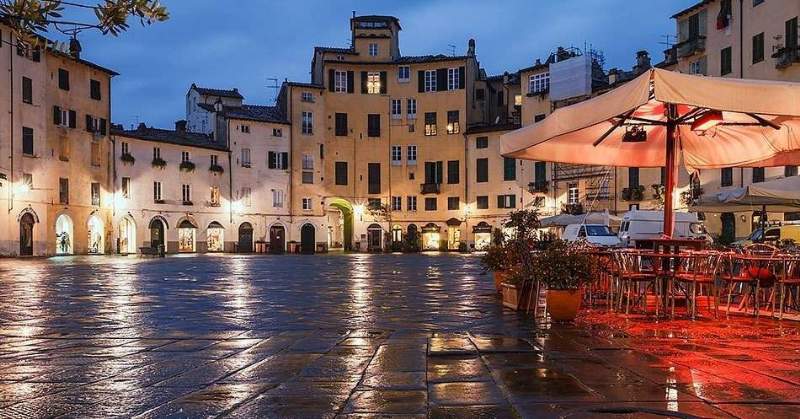 piazza dell anfiteatro a lucca